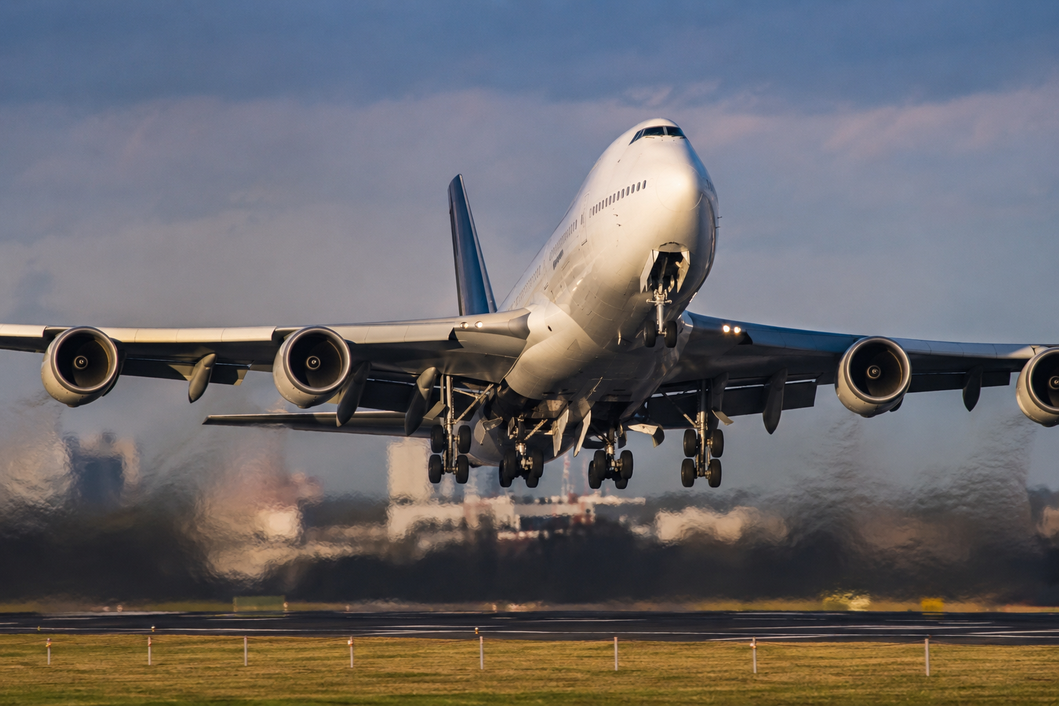 Schwerer Airliner beim Rotieren, Hitzeflimmern hinter den Triebwerken
